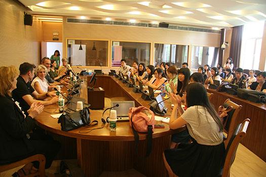 如何選擇正規(guī)的會(huì)議口譯服務(wù)公司 具體步驟 如何選擇正規(guī)的會(huì)議口譯服務(wù)公司 具體步驟